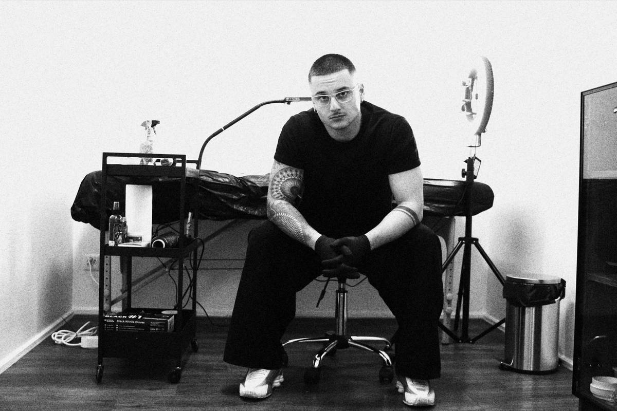 Robin Jäggi bereitet Tattoo-Artwork vor