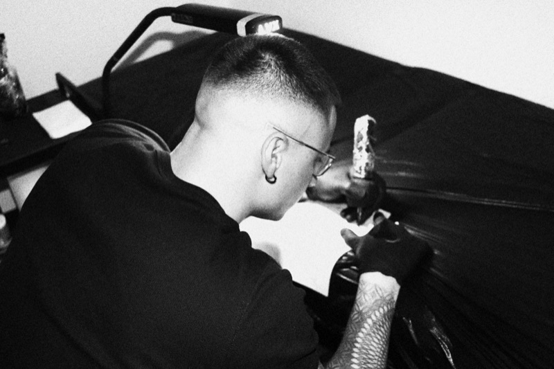 Tätowierer arbeitet an feinen Details