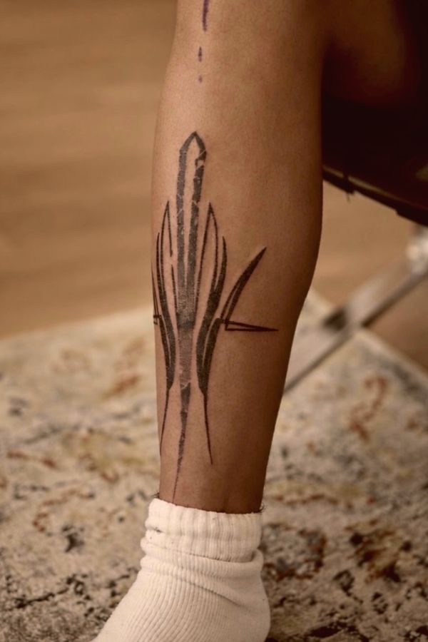 Abstraktes Linework Tattoo am Unterschenkel – Robin Jäggi, Weinfelden