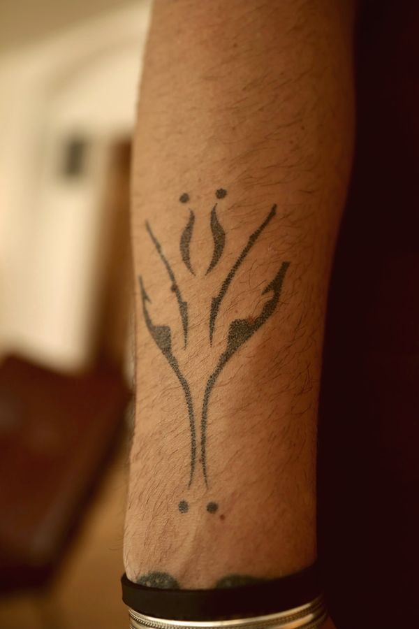 Abstraktes Ornament-Tattoo am Unterarm – Robin Jäggi, Weinfelden