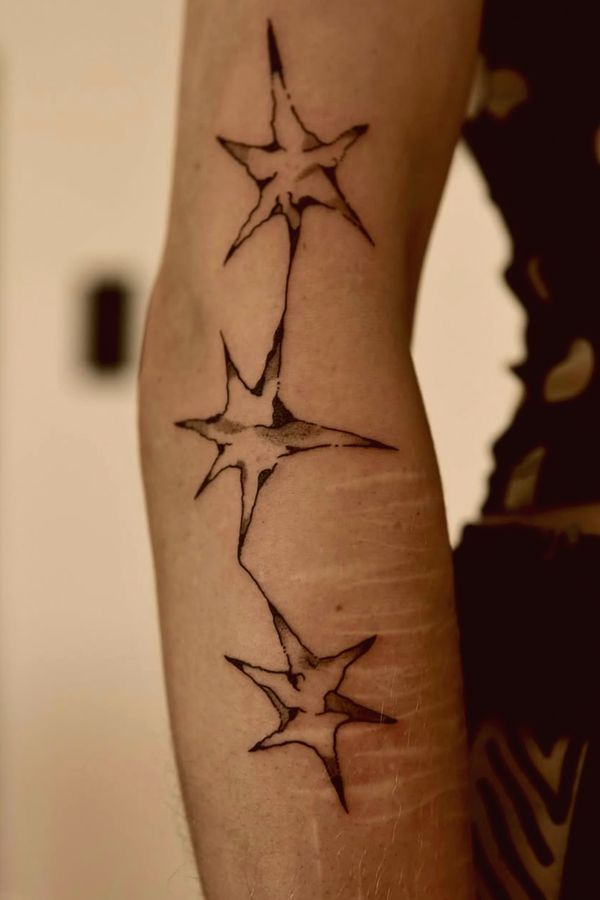 Abstraktes Tattoo mit drei Sternen am Unterarm – Robin Jäggi, Weinfelden