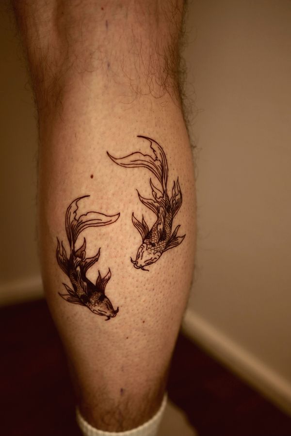 Zwei Koi-Fische als Black & Grey Tattoo an der Wade – Robin Jäggi, Weinfelden