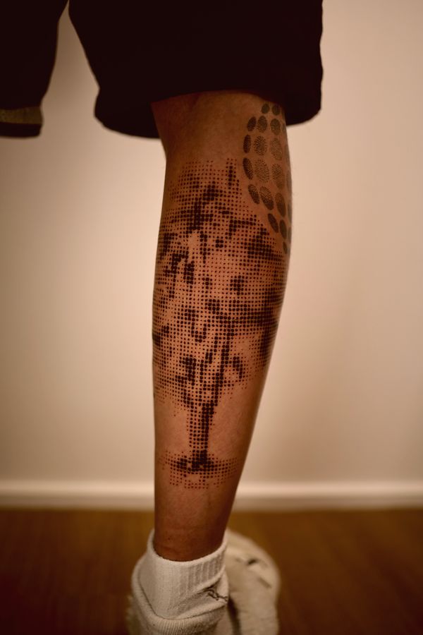 Dotwork Tattoo mit abstraktem Punktraster an der Wade – Robin Jäggi, Weinfelden