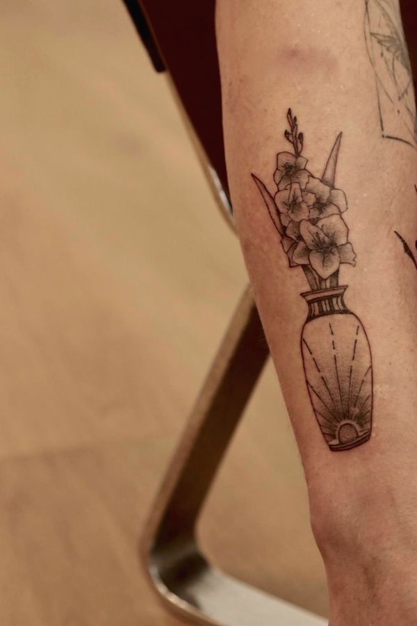 Fineline Tattoo mit Blumen in einer Vase am Unterarm – Robin Jäggi, Weinfelden