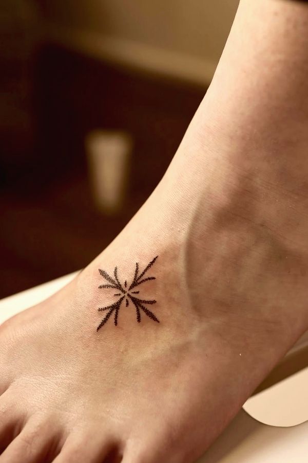 Feines Stern-Tattoo auf dem Fussrücken – Robin Jäggi, Weinfelden