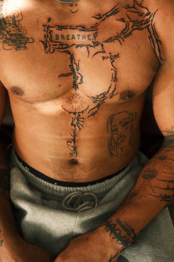 Linework Tattoo auf der Brust – Robin Jäggi, Weinfelden
