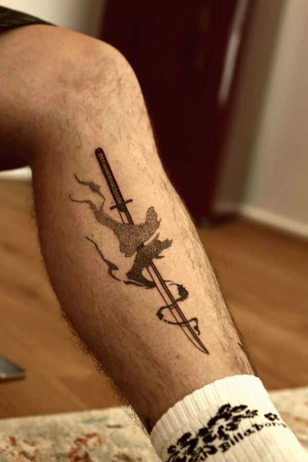 Schwert-Tattoo am Unterschenkel – Robin Jäggi, Weinfelden